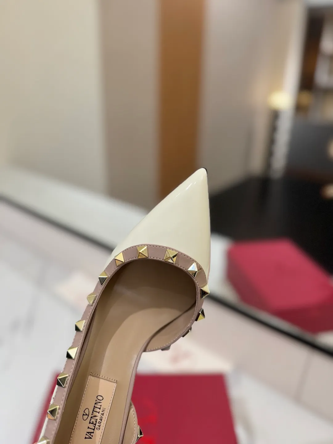 👟👟Ex-factory price 580👟👟 Valentino/Valentino rivet VT classic shoes, top replica! The side curves are perfect, the original molded custom-made rust-free rivets, and the textured hardware bring out a full sense of high-end, giving you a genuine foot feel! The first choice for high-end customers❤️ [Material] Upper: Original imported custom patent leather Lining: Original imported goatskin Outsole: Imported pearlescent leather outsole Heel height: 6.5CM Code number: 35-39 [34, 40, 41, 42 custom-made are not returnable]